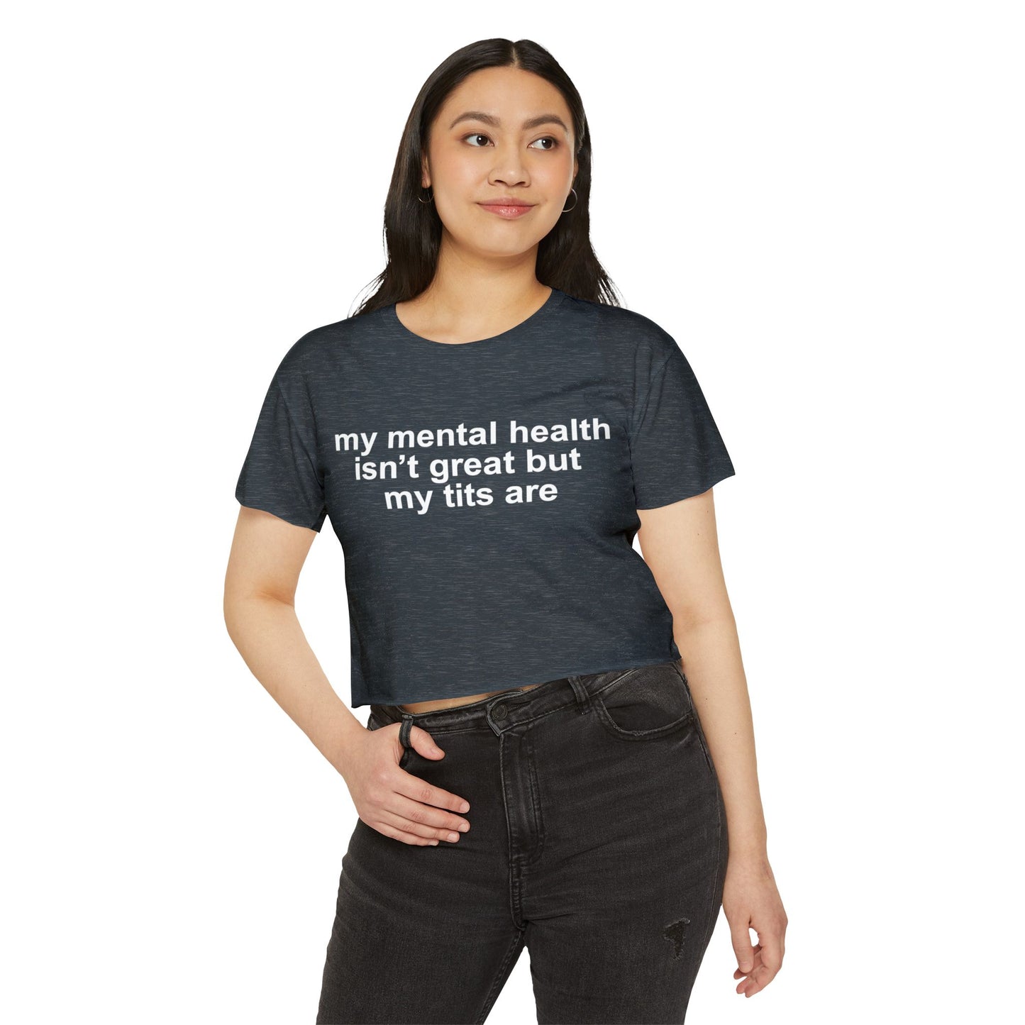 "mi salud mental no está muy bien pero mis tetas sí" Crop Top