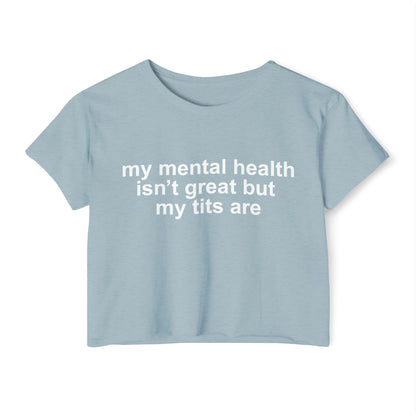 "mi salud mental no está muy bien pero mis tetas sí" Crop Top