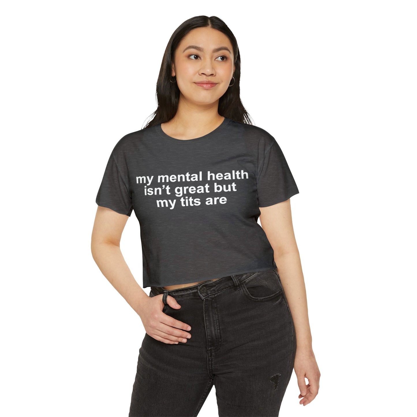 "mi salud mental no está muy bien pero mis tetas sí" Crop Top