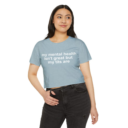 "mi salud mental no está muy bien pero mis tetas sí" Crop Top