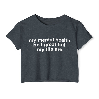 "mi salud mental no está muy bien pero mis tetas sí" Crop Top
