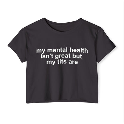 "mi salud mental no está muy bien pero mis tetas sí" Crop Top